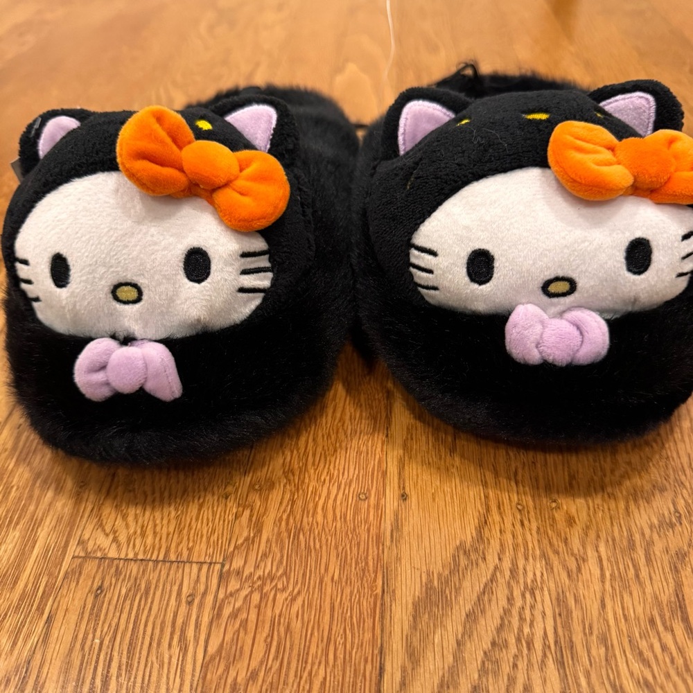 Hello Kitty Black Plush Women’s Slippers with Orange Bow Halloween Sz 5/6 NWT